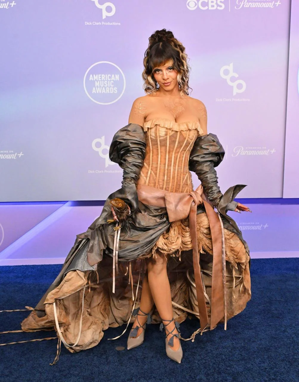 Звездные откровения на American Music Awards: от Тияны Тейлор до Pussycat Dolls American Music Awards, Тияна Тейлор, Хиллари Дафф, Pussycat Dolls, голые платья, звезды, премия, красная дорожка, BTS, Sabrina Carpenter