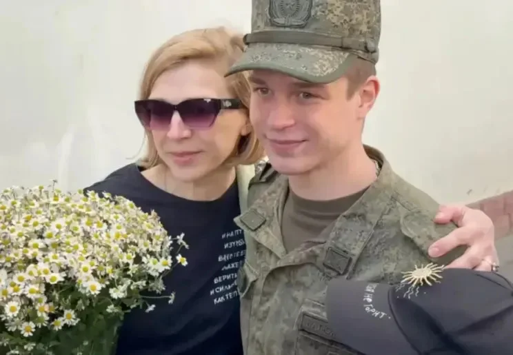 Возвращение домой: Глеб Калюжный завершил службу в армии Глеб Калюжный, армия, возвращение, младший сержант, актёр