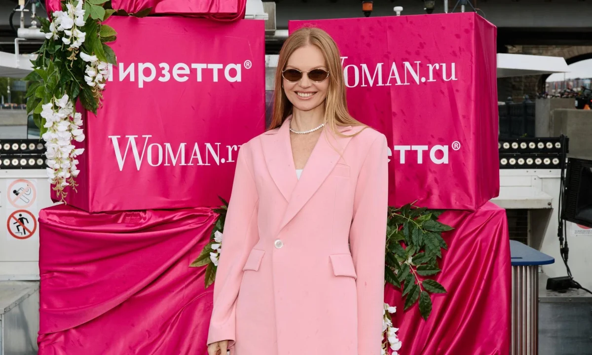 Розовый круиз Woman.ru: как звезды открывали летний сезон на Москве-реке