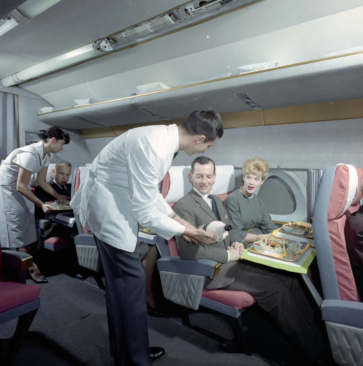 Золотая эра авиации: как выглядел бизнес-класс Swissair в 60-е Золотая эра авиации: как выглядел бизнес-класс Swissair в 60-е swissair, 60-е, авиация, бизнес-класс, ретро, золотая эра, швейцария, архивные фото, путешествия