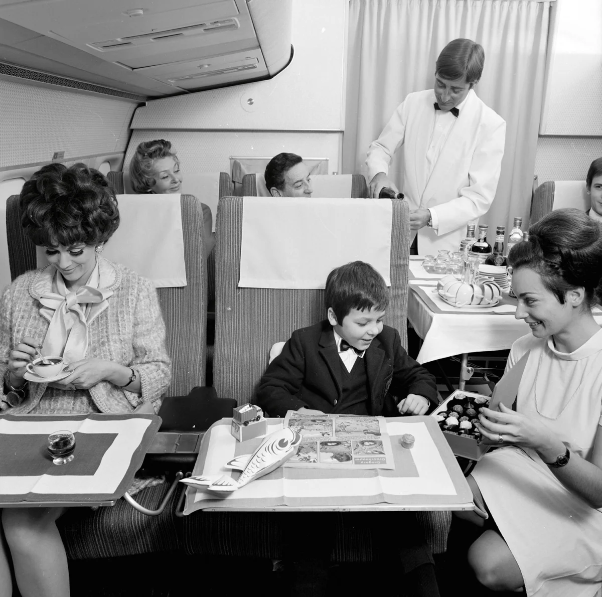 Золотая эра авиации: как выглядел бизнес-класс Swissair в 60-е Золотая эра авиации: как выглядел бизнес-класс Swissair в 60-е swissair, 60-е, авиация, бизнес-класс, ретро, золотая эра, швейцария, архивные фото, путешествия