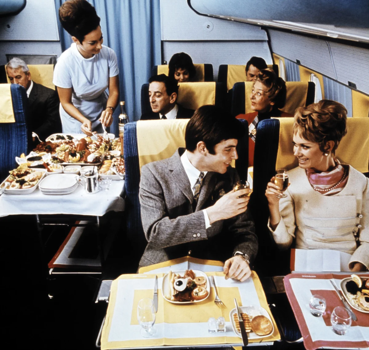 Золотая эра авиации: как выглядел бизнес-класс Swissair в 60-е Золотая эра авиации: как выглядел бизнес-класс Swissair в 60-е swissair, 60-е, авиация, бизнес-класс, ретро, золотая эра, швейцария, архивные фото, путешествия