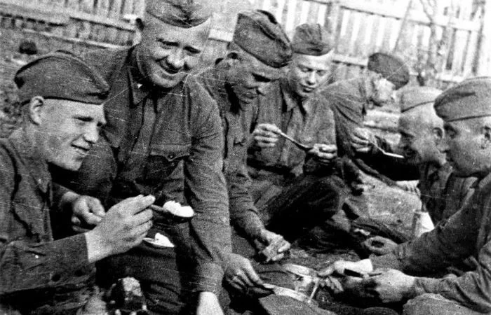 Солдатский паёк: что ели красноармейцы в окопах и тылу Великая Отечественная война, Красная армия, питание, паек, снабжение, фронт, тыл, хлеб, тушенка, водка, история