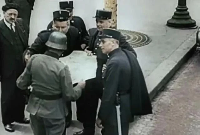 Плевки и пощечины освободителям: за что французы избивали американцев в 1944-м Плевки и пощечины освободителям: за что французы избивали американцев в 1944-м париж 1944, вторая мировая война, пленные американцы, парад пленных, коллаборационизм, франция, оккупация