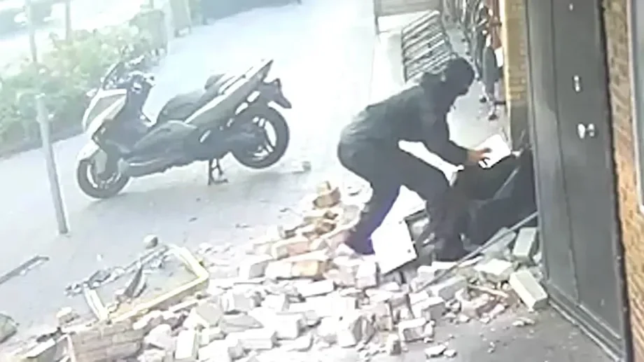 Взрыв и погоня: полиция показала видео ограбления банкомата