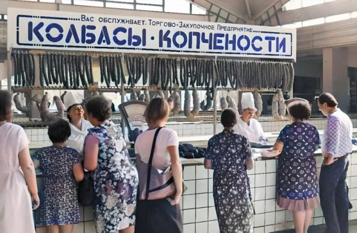 Колбаса без дыма: как в СССР изобрели «жидкий» коптильный препарат Колбаса без дыма: как в СССР изобрели «жидкий» коптильный препарат СССР, колбаса, жидкий дым, история, еда, технологии