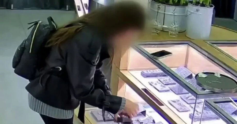 Поймали с поличным: как дама из Видного воровала бриллианты в центре Москвы Поймали с поличным: как дама из Видного воровала бриллианты в центре Москвы кража, ювелирка, полиция, Москва, Видное, задержание, видео, криминал