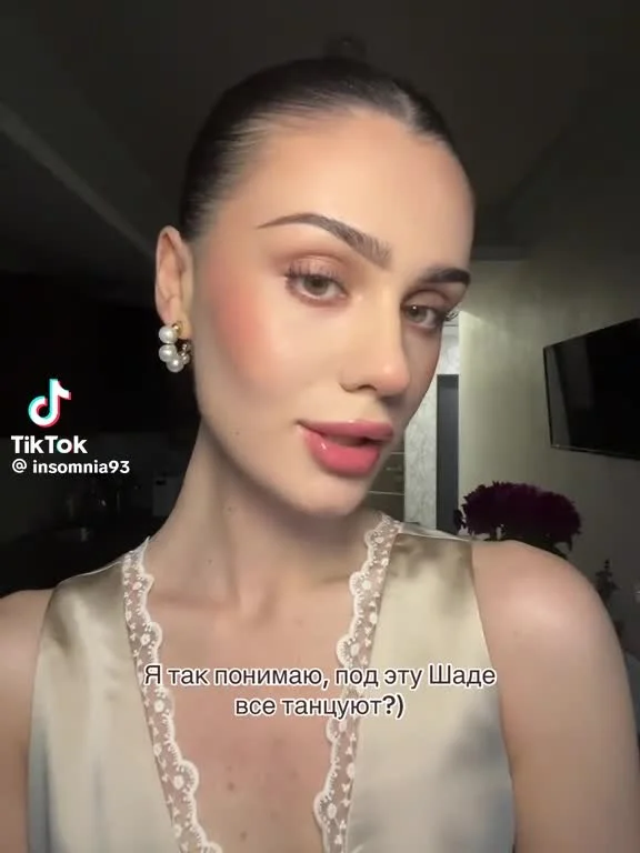 «Она танцует под Шадэ»: что это за трек и почему он всех бесит Шадэ, By Индия, Xcho, Мот, вирусный трек, соцсети, TikTok, Sade, музыкальный тренд, хит лета