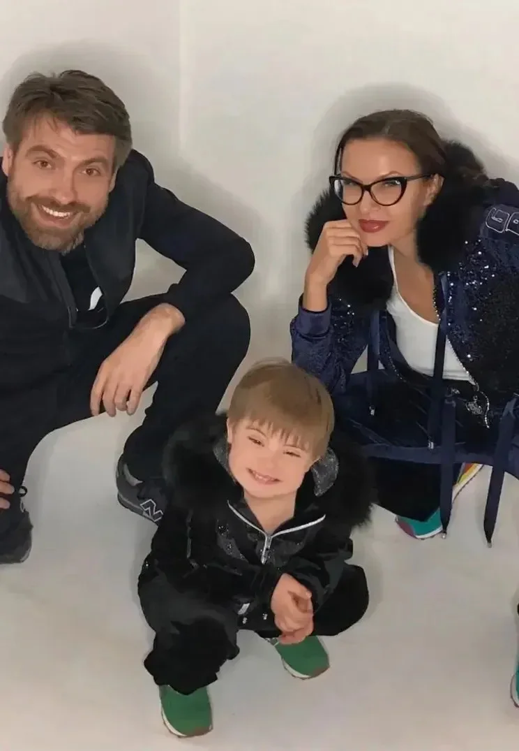 «Я сама всем помогу»: Блёданс о финансовой помощи от бывшего мужа «Я сама всем помогу»: Блёданс о финансовой помощи от бывшего мужа Эвелина Блёданс, Александр Сёмин, алименты, воспитание, синдром Дауна, развод, семья