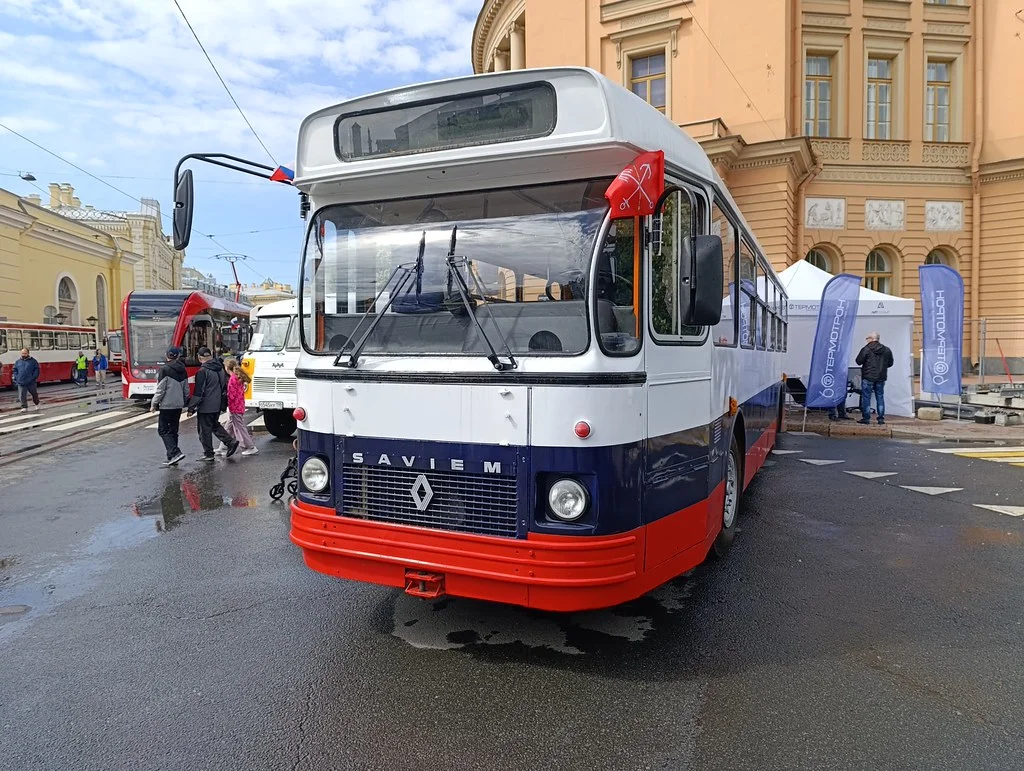 Парад ретро-транспорта 2026 в Петербурге: уникальные экспонаты ретро-транспорт, парад, Санкт-Петербург, автобусы, трамваи, троллейбусы, старые автомобили, 2026