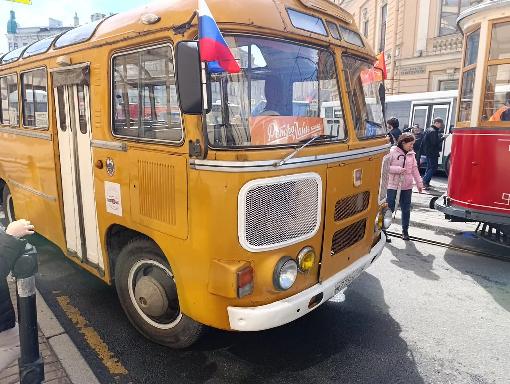 Парад ретро-транспорта 2026 в Петербурге: уникальные экспонаты ретро-транспорт, парад, Санкт-Петербург, автобусы, трамваи, троллейбусы, старые автомобили, 2026