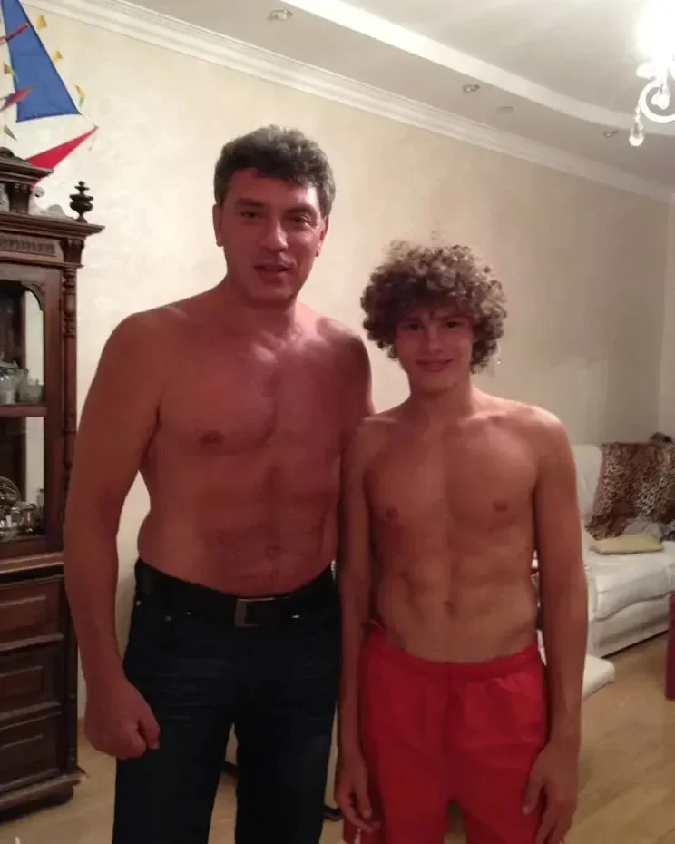 Архивный снимок: сын Немцова показал отца без футболки Немцов, семья, архивные фото, наследник, политик, Instagram