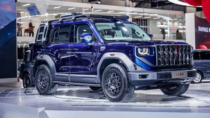 Первый рамный внедорожник Hongqi: 843 силы и автопилот от Huawei