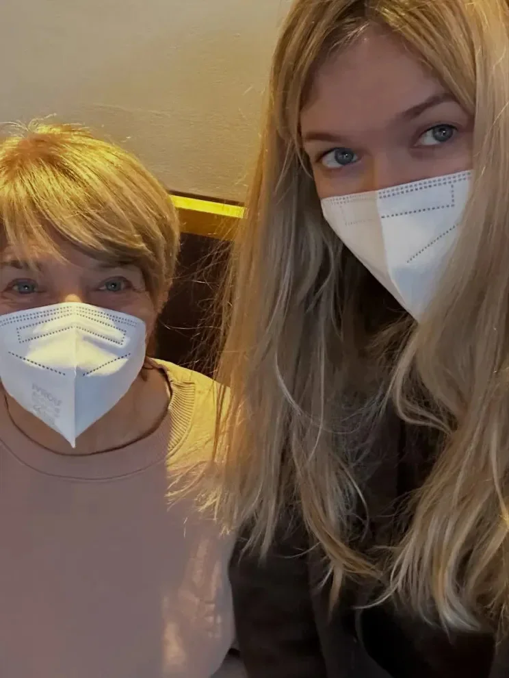 «Наша Богиня!»: Вера Брежнева показала трогательные фото с мамой, сестрами и детьми Вера Брежнева, Тамара Галушка, семейные фото, ВИА Гра, день рождения, Сара Киперман, Соня Киперман