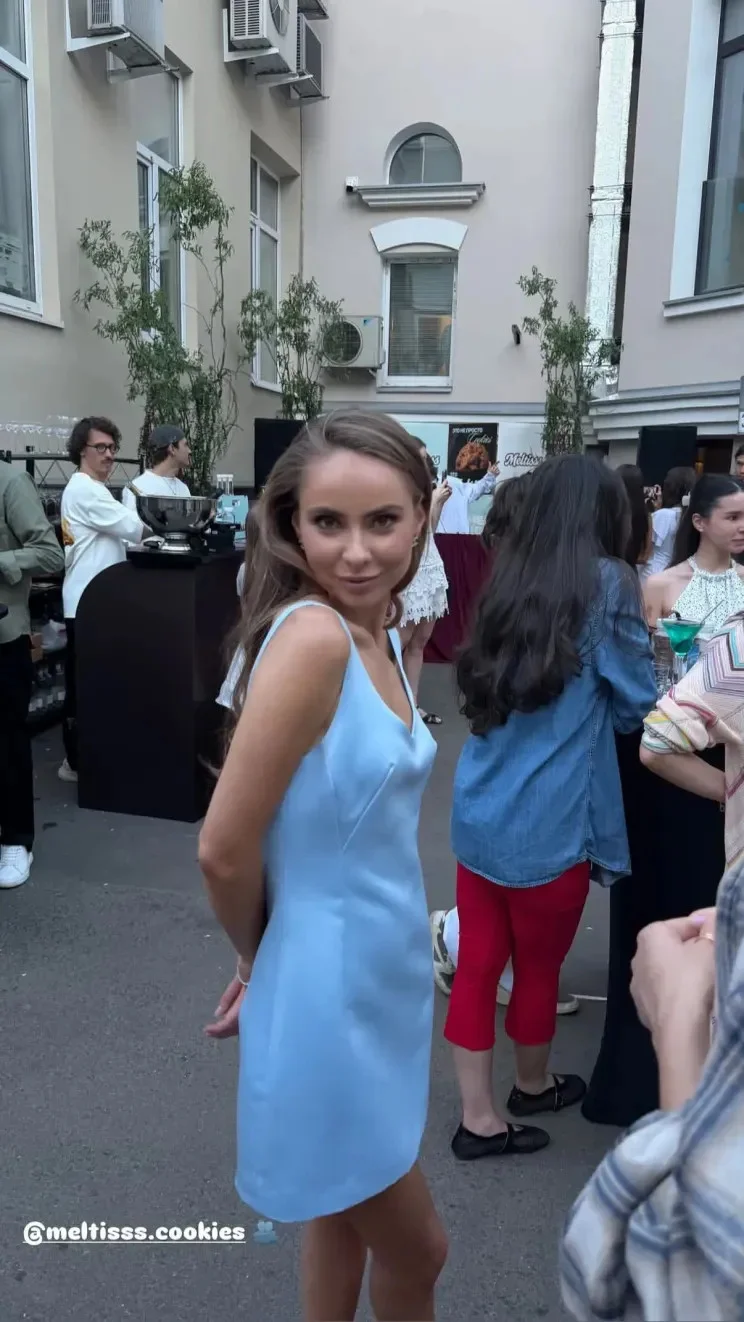 Сводные сёстры: беременная Пескова и дочь Навки на открытии кафе Елизавета Пескова, Александра Жулина, Татьяна Навка, беременность, светская хроника, семья
