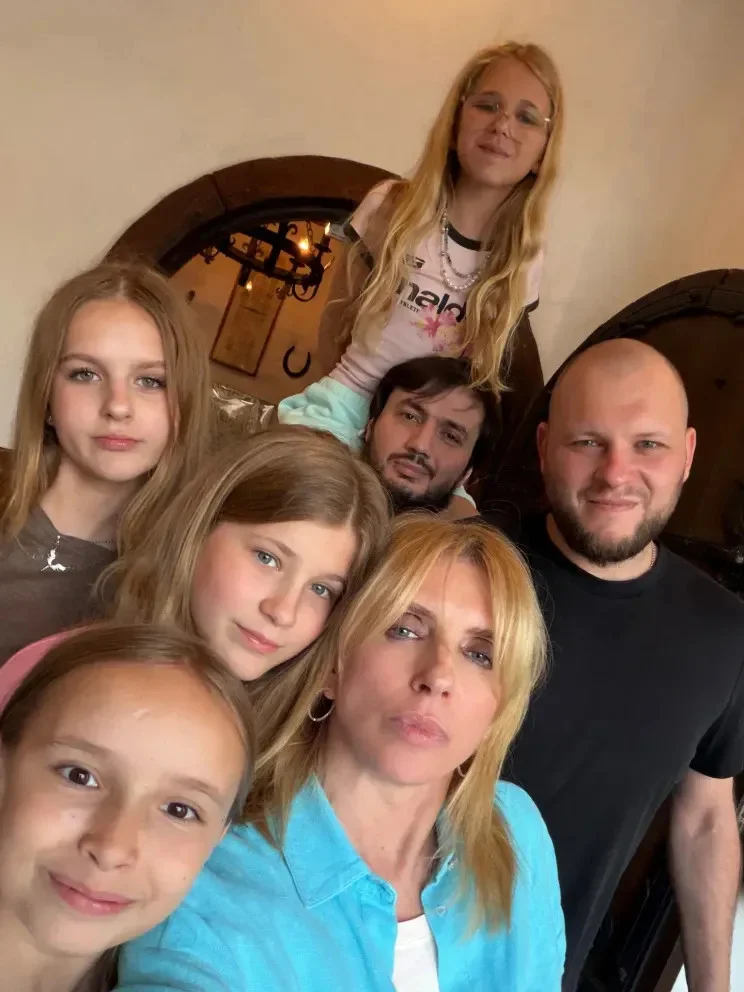 Светлана Бондарчук показала семейное застолье в честь Дня России Светлана Бондарчук показала семейное застолье в честь Дня России Светлана Бондарчук, День России, семья, знаменитости, фото
