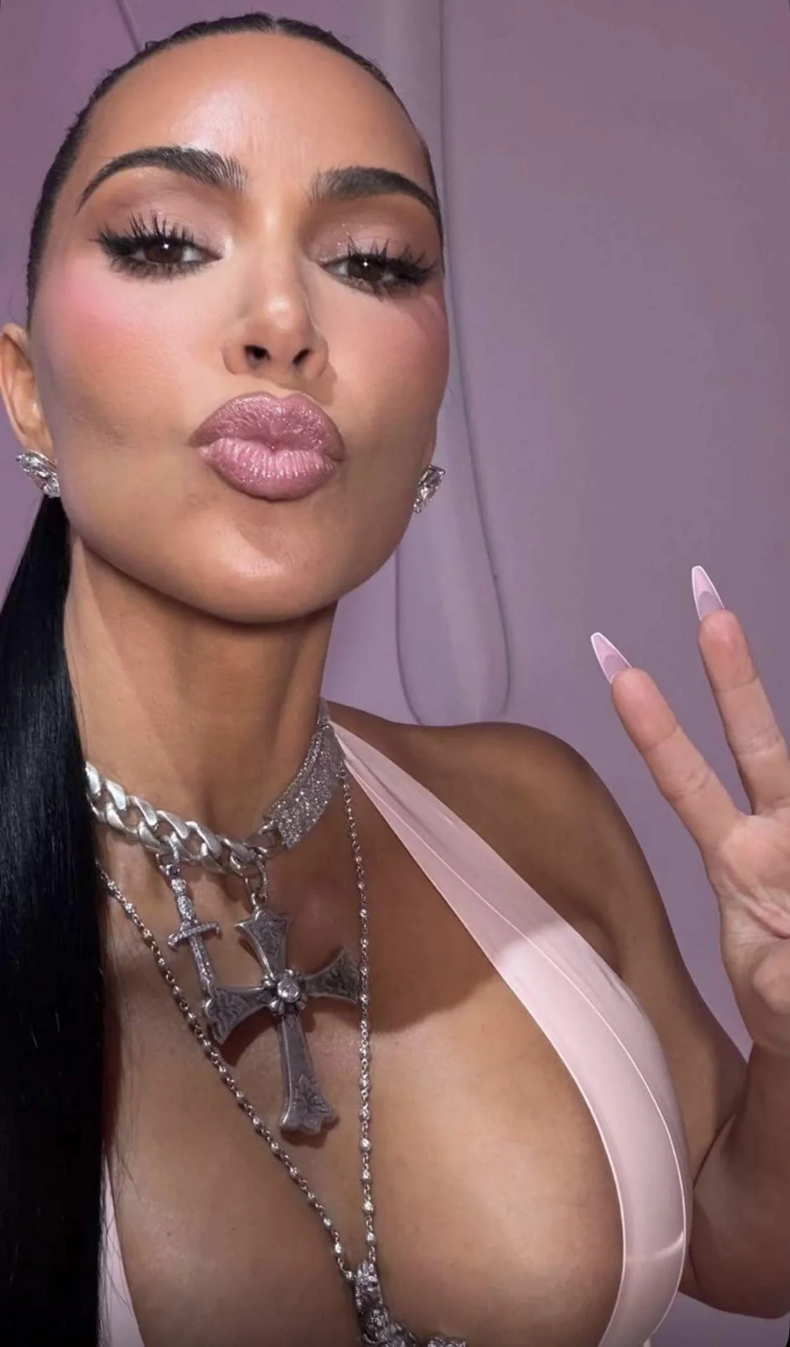 Pout Face: что за новый тренд у зумеров и как его повторить тренды, зумеры, селфи, Pout Face, выражение лица, мода