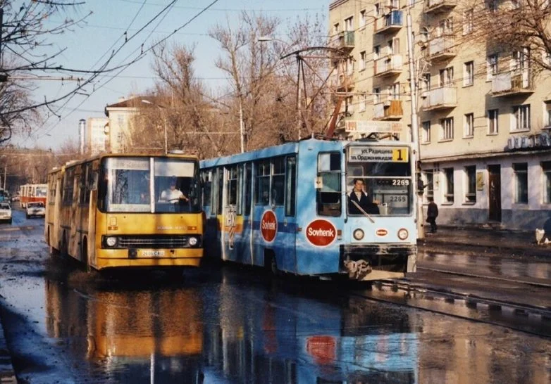 Фотоархив 90-х: от «Титаника» до последнего флага СССР 90-е, ретро, фотографии, история, Москвич, Джеймс Кэмерон, Титаник, флаг СССР, Лужники, ностальгия