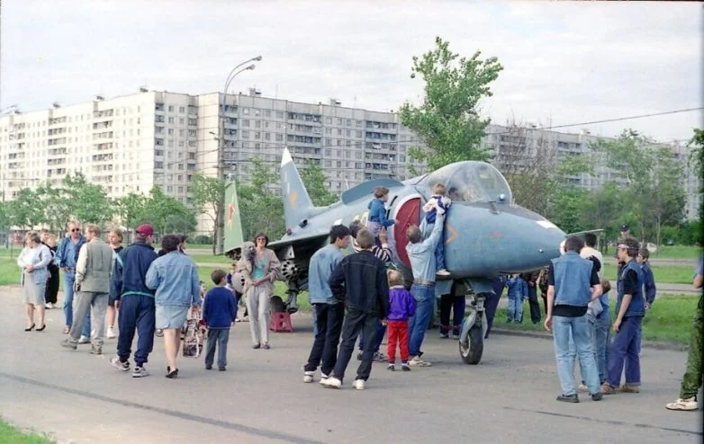 Фотоархив 90-х: от «Титаника» до последнего флага СССР 90-е, ретро, фотографии, история, Москвич, Джеймс Кэмерон, Титаник, флаг СССР, Лужники, ностальгия