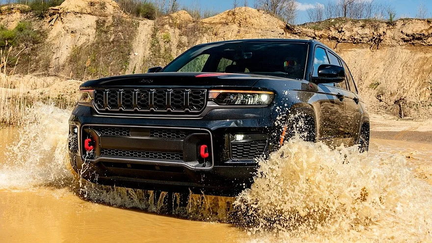 Старые песни о главном: Jeep вернул внедорожные версии Grand Cherokee Jeep, Grand Cherokee, Trailhawk, Overland, внедорожник, Hurricane, Stellantis, новинка