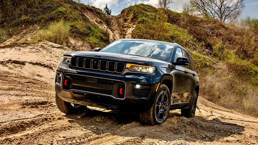 Старые песни о главном: Jeep вернул внедорожные версии Grand Cherokee Jeep, Grand Cherokee, Trailhawk, Overland, внедорожник, Hurricane, Stellantis, новинка