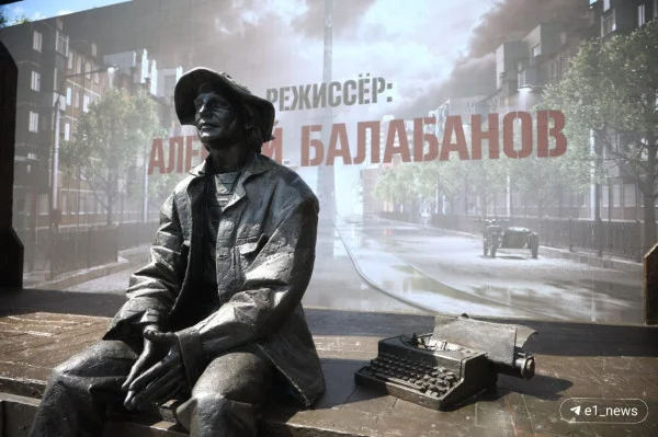 Балабанов вернулся: в Екатеринбурге открыли памятник культовому режиссёру