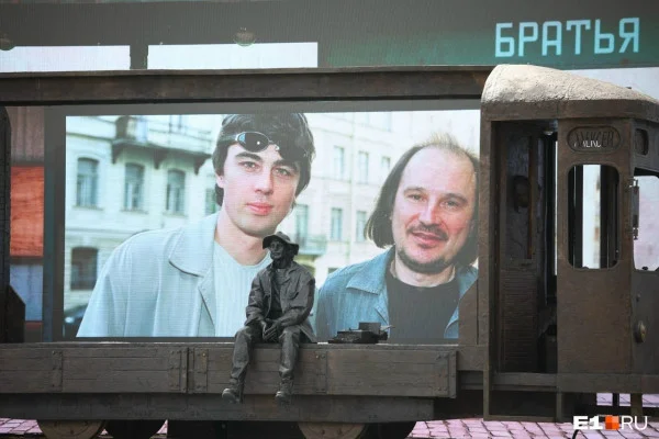 Балабанов вернулся: в Екатеринбурге открыли памятник культовому режиссёру Балабанов вернулся: в Екатеринбурге открыли памятник культовому режиссёру Балабанов, памятник, Екатеринбург, Брат, культура, кино, Михалков, Мединский