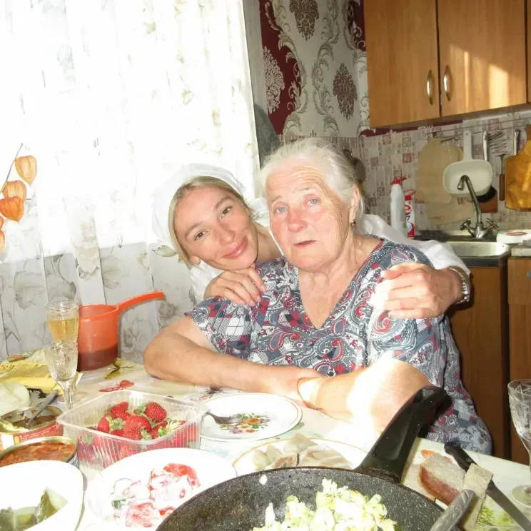 «Ах, как же я люблю!»: Ивлеева показала мужа и новые фото в бикини Настя Ивлеева, Филипп Бегак, знаменитости, отдых, деревня