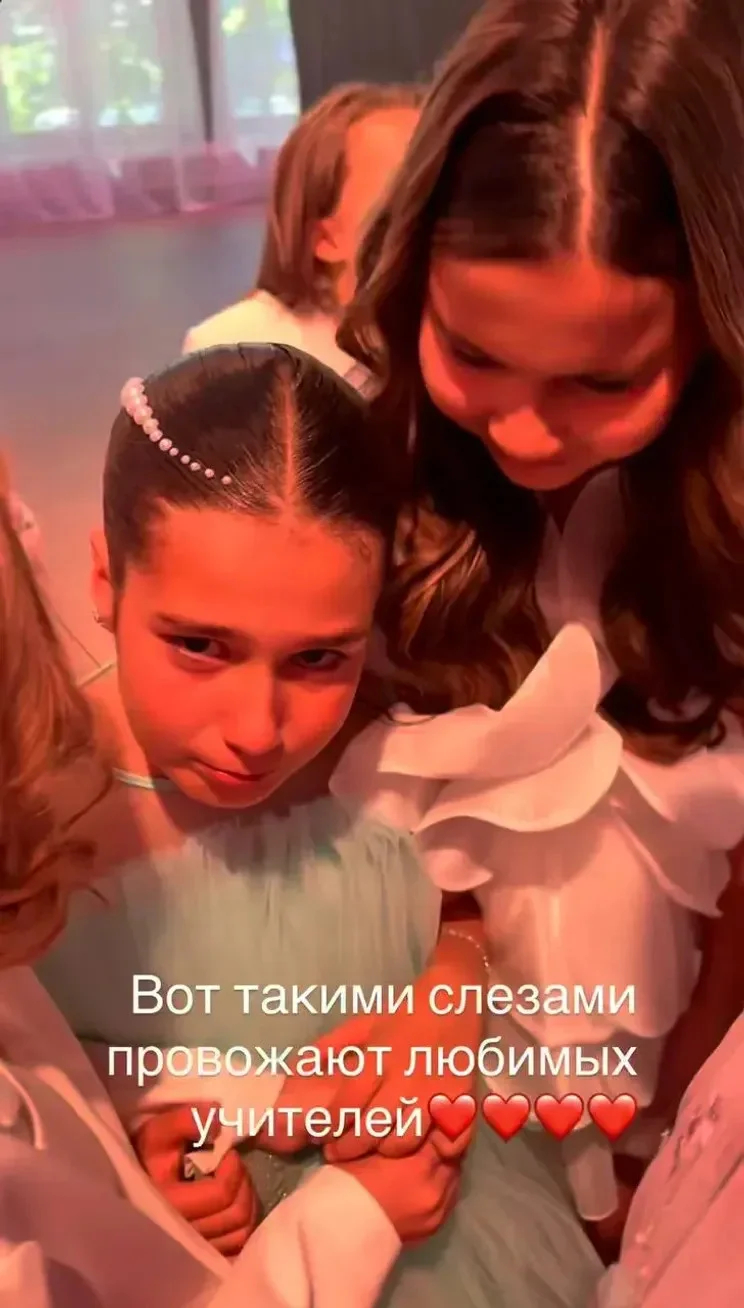 Трогательный выпускной: дочь Кети Топурии не смогла сдержать слез Трогательный выпускной: дочь Кети Топурии не смогла сдержать слез Кети Топурия, Оливия, выпускной, начальная школа, Лев Гейхман, Лев Деньгов, A’Studio, знаменитости, дети