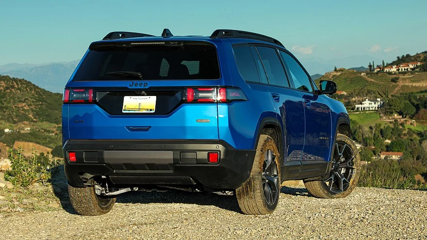 Jeep возрождает Cherokee Trailhawk: опубликован первый тизер Jeep, Cherokee, Trailhawk, внедорожник, новинка, авто