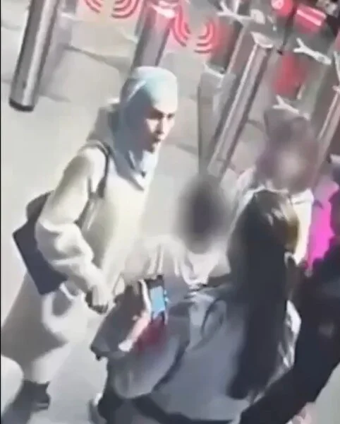 Блокировка дверей автобуса: как задержали пятерых безбилетниц Блокировка дверей автобуса: как задержали пятерых безбилетниц безбилетники, Москва, хиджаб, контролер, полиция, инцидент