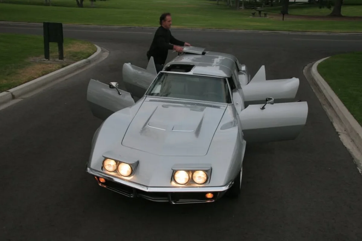 Культовый Corvette превратили в четырехдверный лимузин: как выглядит результат Chevrolet Corvette, лимузин, тюнинг, авто, США, ретро, кастом