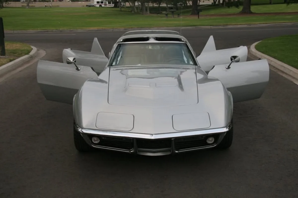 Культовый Corvette превратили в четырехдверный лимузин: как выглядит результат Chevrolet Corvette, лимузин, тюнинг, авто, США, ретро, кастом