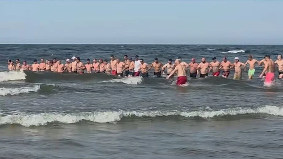 Спасатели выстроились в цепь в поисках отца и сына, а те просто собирали ракушки Спасатели выстроились в цепь в поисках отца и сына, а те просто собирали ракушки спасение, пляж, Польша, курьез, семья