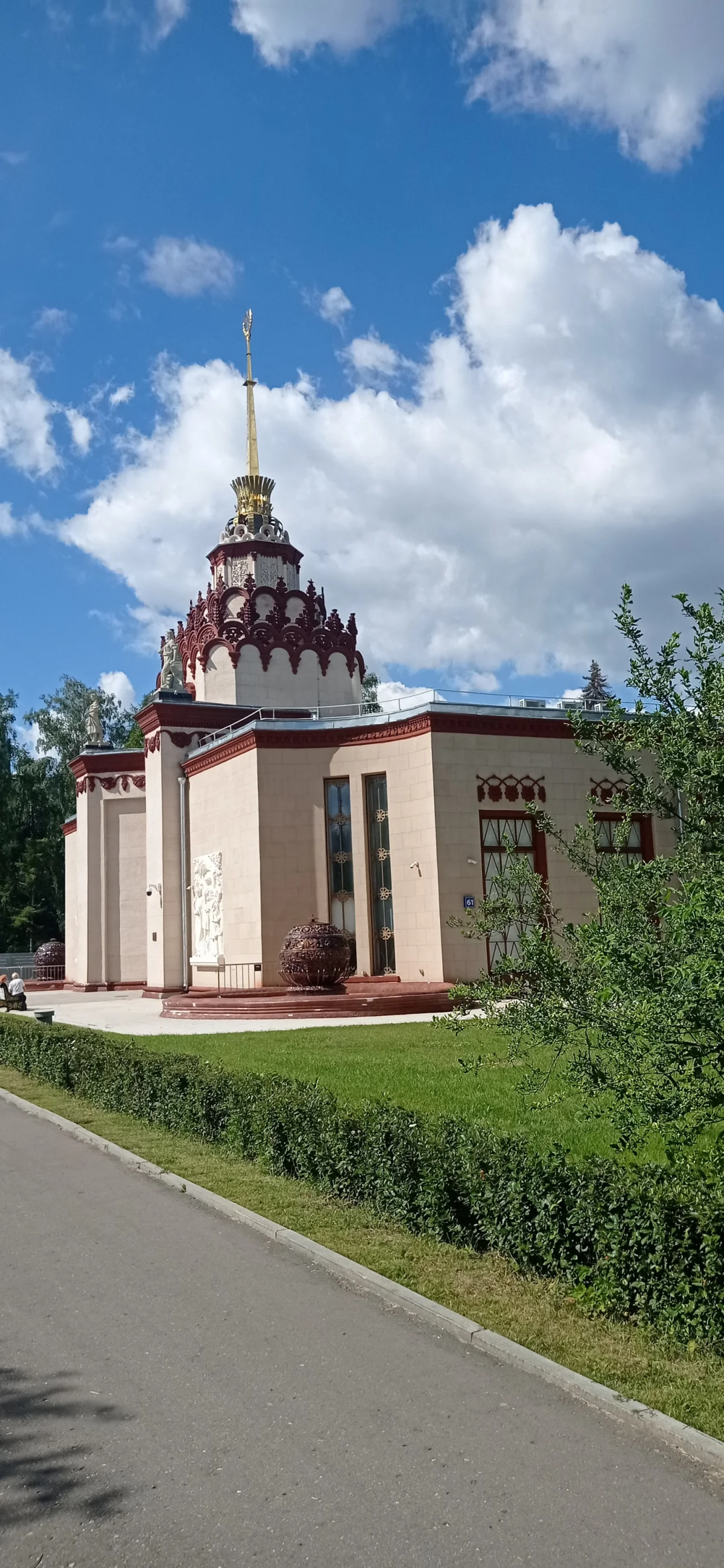 Цветущая сказка ВДНХ: розы, фонтаны и архитектура