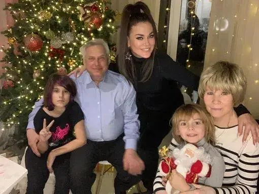 Не только деньги: что на самом деле объединяет звездные семьи Не только деньги: что на самом деле объединяет звездные семьи семейные традиции, звезды, воспитание детей, отношения в семье, досуг