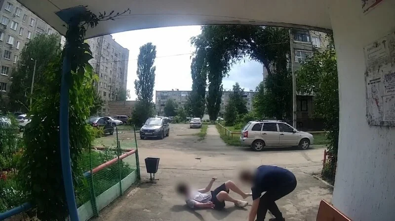 В Орске мужчина с трубой напал на подростка из-за подозрения в краже В Орске мужчина с трубой напал на подростка из-за подозрения в краже Орск, избиение, подросток, труба, СК, Бастрыкин, уголовное дело