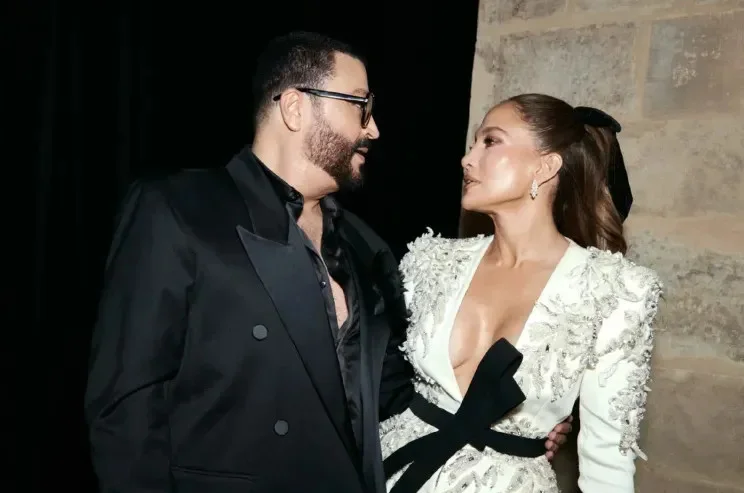 Смелый образ Дженнифер Лопес на показе Zuhair Murad: белый жакет без белья и бриллианты Дженнифер Лопес, мода, Неделя высокой моды, Zuhair Murad, Париж, знаменитости, стиль