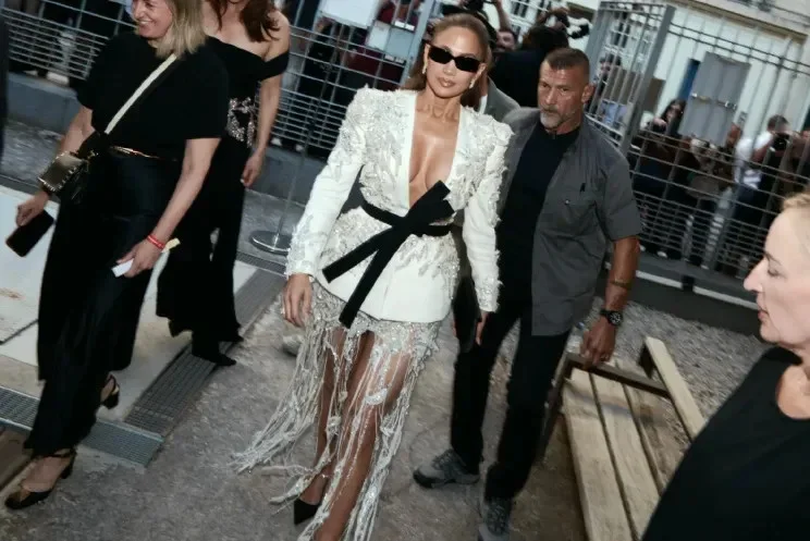 Смелый образ Дженнифер Лопес на показе Zuhair Murad: белый жакет без белья и бриллианты Дженнифер Лопес, мода, Неделя высокой моды, Zuhair Murad, Париж, знаменитости, стиль