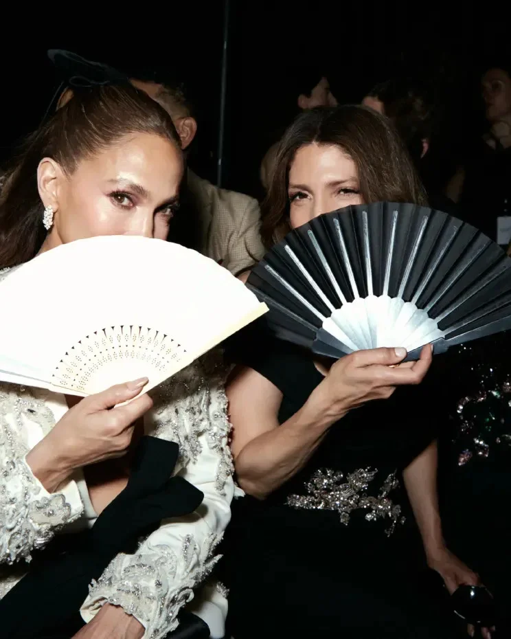 Смелый образ Дженнифер Лопес на показе Zuhair Murad: белый жакет без белья и бриллианты Дженнифер Лопес, мода, Неделя высокой моды, Zuhair Murad, Париж, знаменитости, стиль
