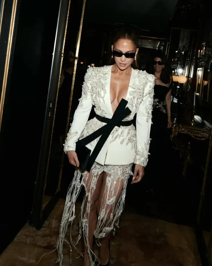 Смелый образ Дженнифер Лопес на показе Zuhair Murad: белый жакет без белья и бриллианты Дженнифер Лопес, мода, Неделя высокой моды, Zuhair Murad, Париж, знаменитости, стиль