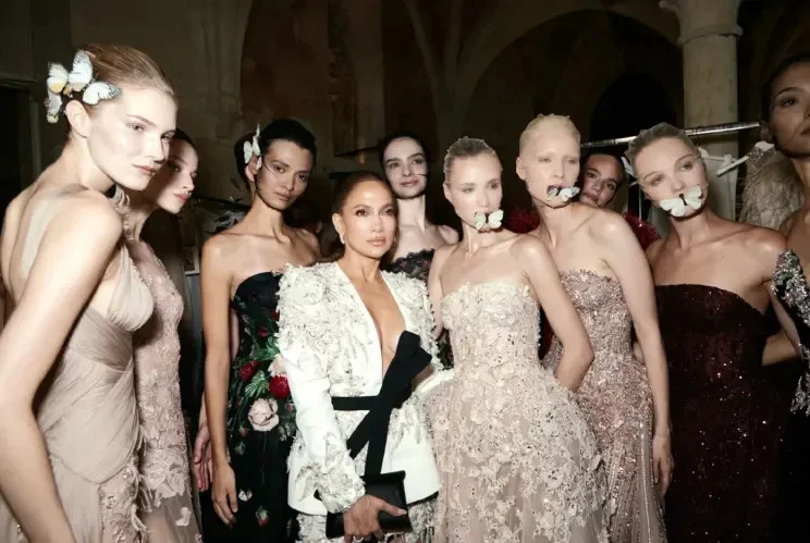 Смелый образ Дженнифер Лопес на показе Zuhair Murad: белый жакет без белья и бриллианты Дженнифер Лопес, мода, Неделя высокой моды, Zuhair Murad, Париж, знаменитости, стиль