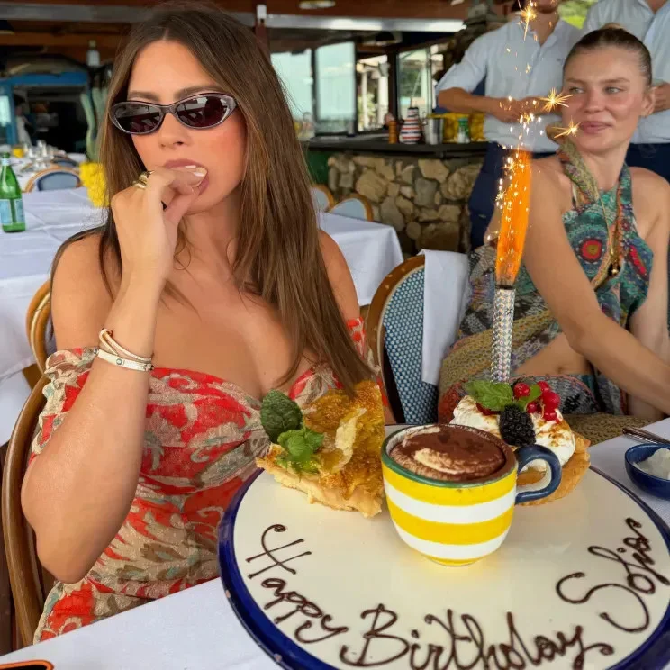 54 и в огне: София Вергара показала празднование дня рождения в Италии 54 и в огне: София Вергара показала празднование дня рождения в Италии София Вергара, день рождения, знаменитости, фото, Италия, бикини