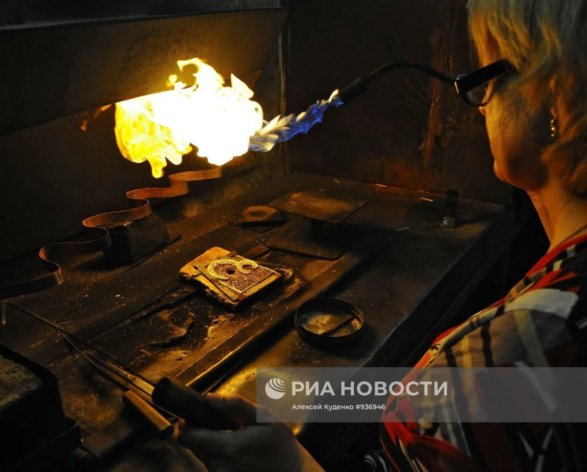 Вечная эмаль: как финифть из Ростова стала трендом высокой моды Вечная эмаль: как финифть из Ростова стала трендом высокой моды ростовская финифть, эмаль, мода, украшения, история, промысел