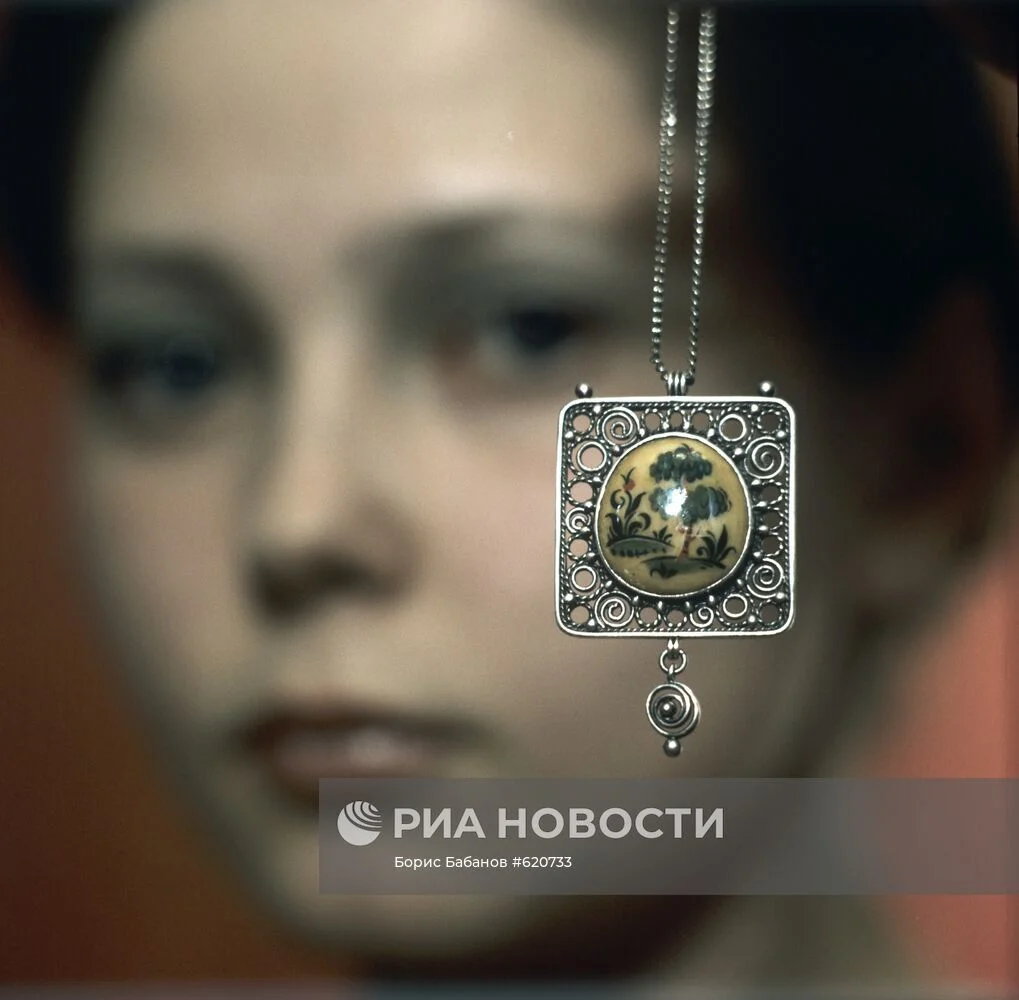 Вечная эмаль: как финифть из Ростова стала трендом высокой моды Вечная эмаль: как финифть из Ростова стала трендом высокой моды ростовская финифть, эмаль, мода, украшения, история, промысел