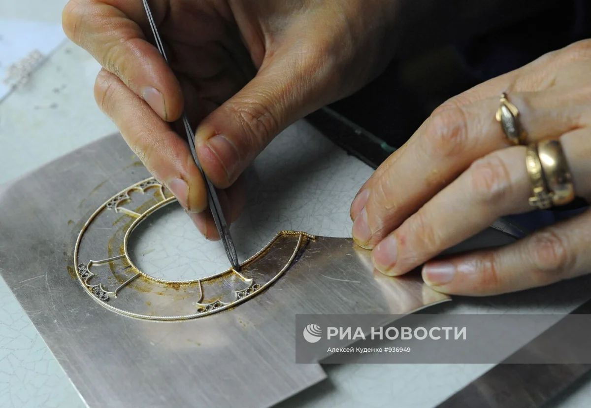 Вечная эмаль: как финифть из Ростова стала трендом высокой моды Вечная эмаль: как финифть из Ростова стала трендом высокой моды ростовская финифть, эмаль, мода, украшения, история, промысел