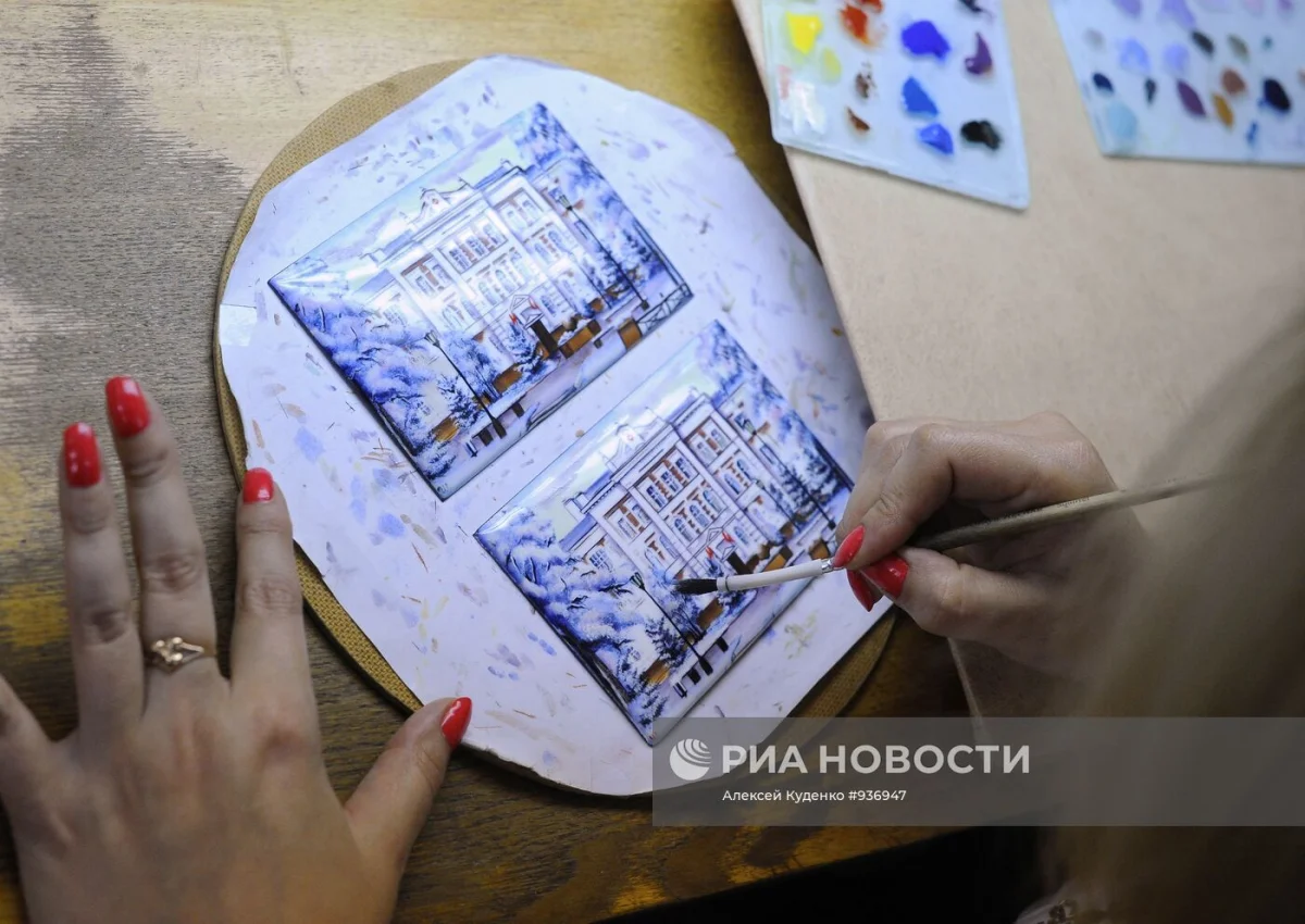 Вечная эмаль: как финифть из Ростова стала трендом высокой моды Вечная эмаль: как финифть из Ростова стала трендом высокой моды ростовская финифть, эмаль, мода, украшения, история, промысел