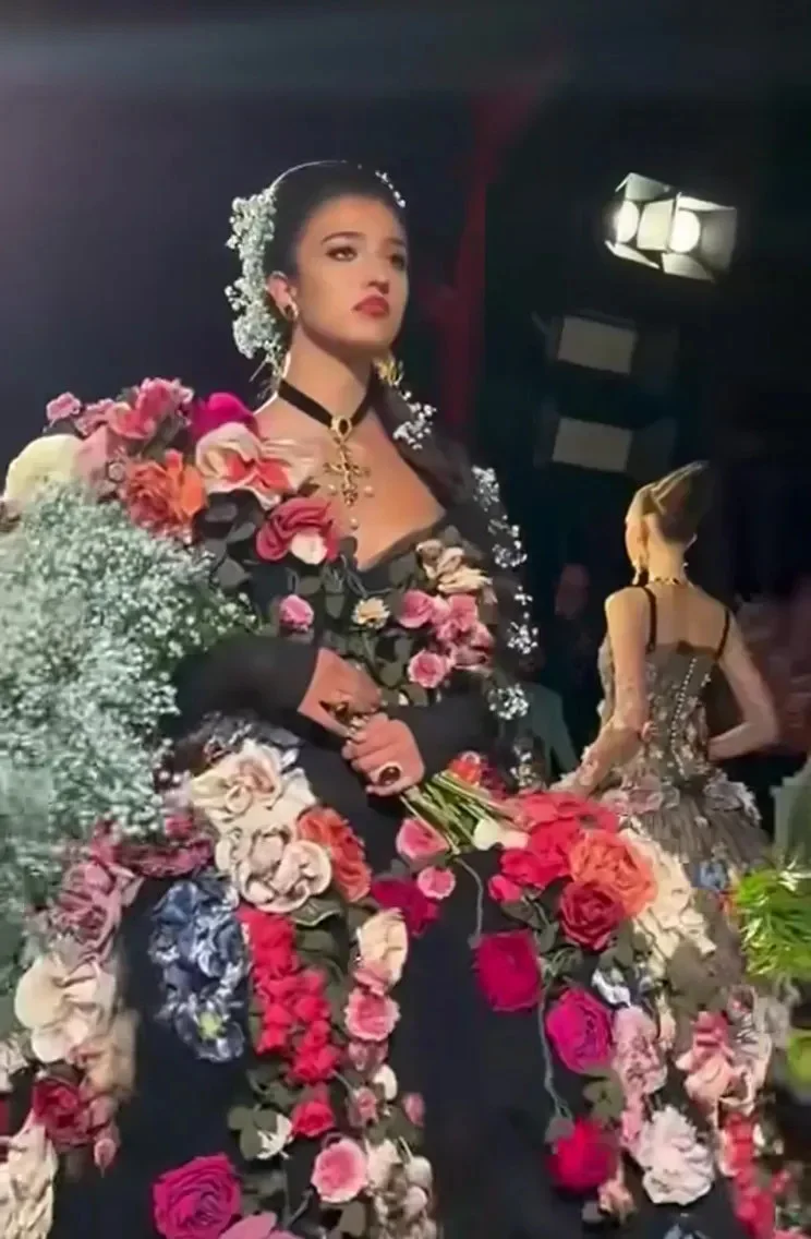 Наследница Беллуччи: 16-летняя Леони Кассель вышла на подиум Dolce & Gabbana Наследница Беллуччи: 16-летняя Леони Кассель вышла на подиум Dolce & Gabbana Леони Кассель, Моника Беллуччи, Венсан Кассель, мода, подиум, знаменитости
