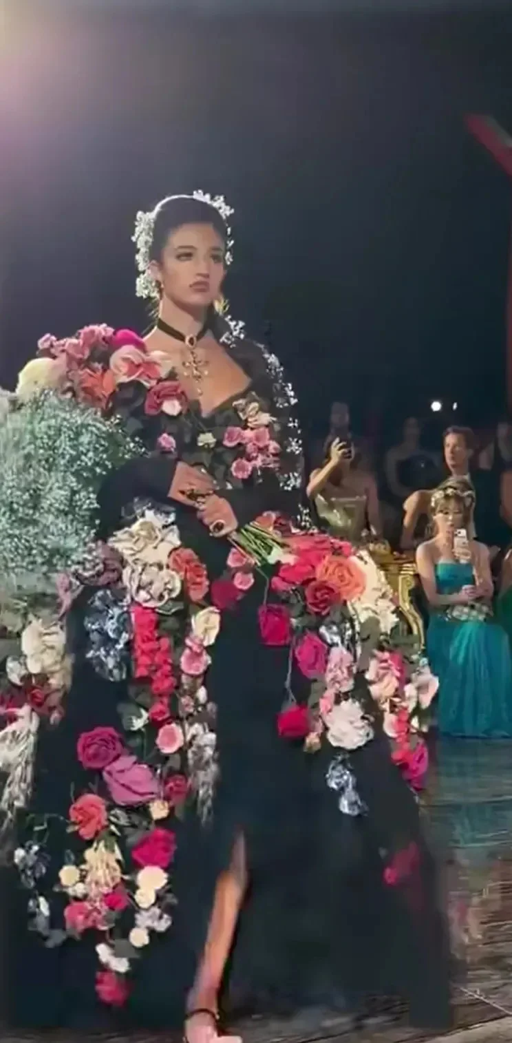 Наследница Беллуччи: 16-летняя Леони Кассель вышла на подиум Dolce & Gabbana Наследница Беллуччи: 16-летняя Леони Кассель вышла на подиум Dolce & Gabbana Леони Кассель, Моника Беллуччи, Венсан Кассель, мода, подиум, знаменитости