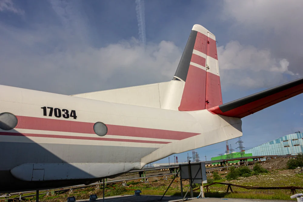 Загадки норильского неба: почему на памятнике Ан-12 нет «СССР» и странный номер Норильск, авиация, памятник, Ан-12, Заполярье, история, СССР